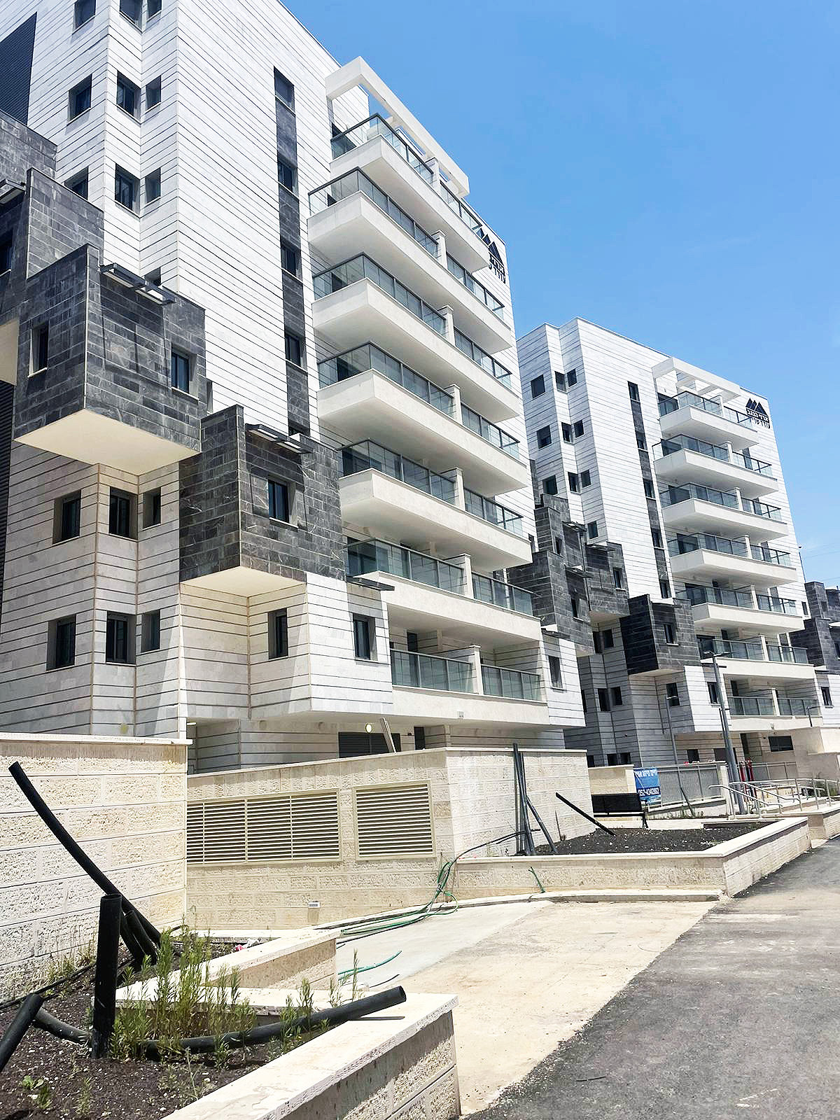 דירת 4 חדרים חדשה עם ממ"ד,  מרפסת שמש, מחסן וחניה פרטית